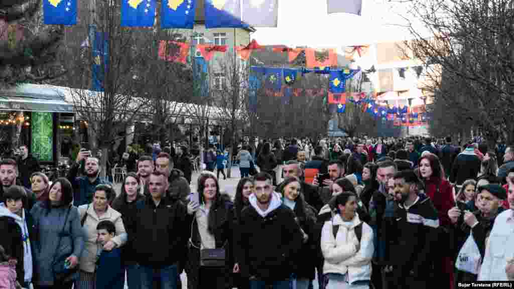 Sheshet e dekoruara në përvjetorin e shpalljes së pavarësisë së Kosovës.