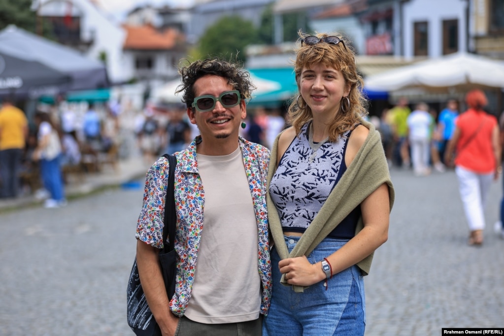 Fiona Hall nga Mein i Shteteve të Bashkuara, këtë vit për herë të parë qëndron në Prizren për Dokufest. Ajo tregon për Radion Evropa e Lirë se për festivalin mësoi nga drejtori artistik i Dokufest-it, Veton Nukollari, gjatë një ngjarjeje tjetër.&nbsp; &quot;Ky festival inkorporon qytetin dhe banorët në një mënyrë të posaçme&quot;, thotë ajo.&nbsp; &nbsp;