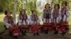 Фольклорний хор в Тарасівці Сумської області виступає перед місцевими мешканцями та вояками ЗСУ