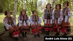 Фольклорний хор в Тарасівці Сумської області виступає перед місцевими мешканцями та вояками ЗСУ
