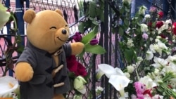 Свеќи, цвеќиња и плишани играчки за жртвите од училиштето во Белград