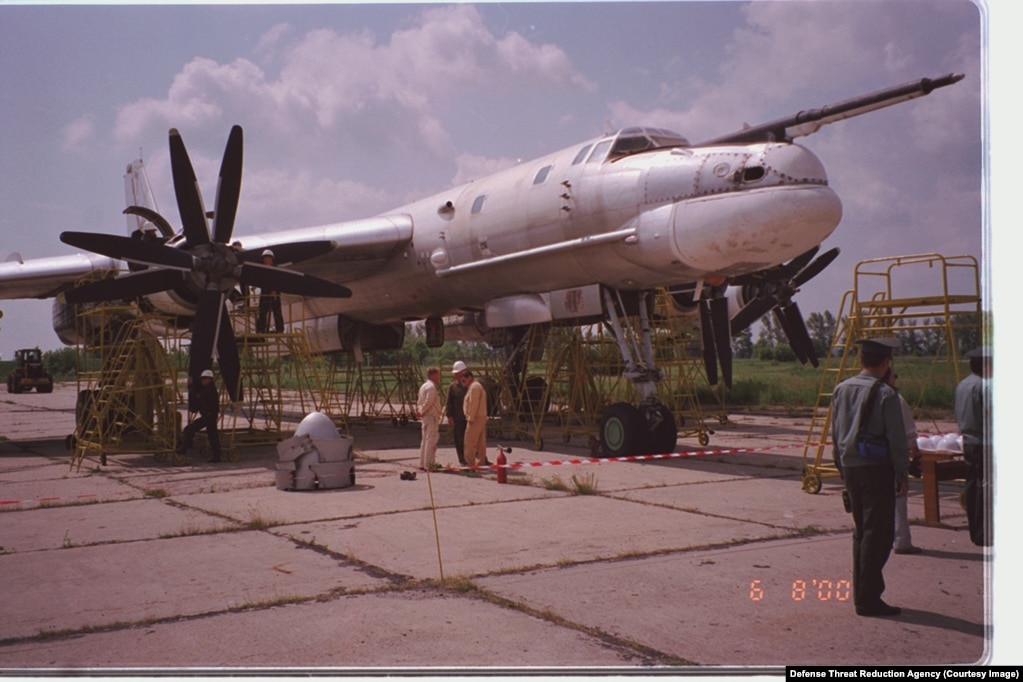 Një bombardues strategjik ukrainas Tu-95, duke u përgatitur për çmontim, në qershorin e vitit 2000.