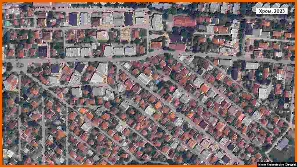 Населбата Хром е дел од Општина Карпош, каде во последниве години беа израдени многу згради, а граѓаните реагираа дека во Деталните урбанистички планови се предвидуваат уште повеќе. Во 2023 година во Општина Карпош имало скоро 10.000 станови повеќе споредено со 2003 година, според официјалните статистички податоци.&nbsp;