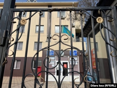 Іш киім сатушы әйелдің видеосын әзілдеген