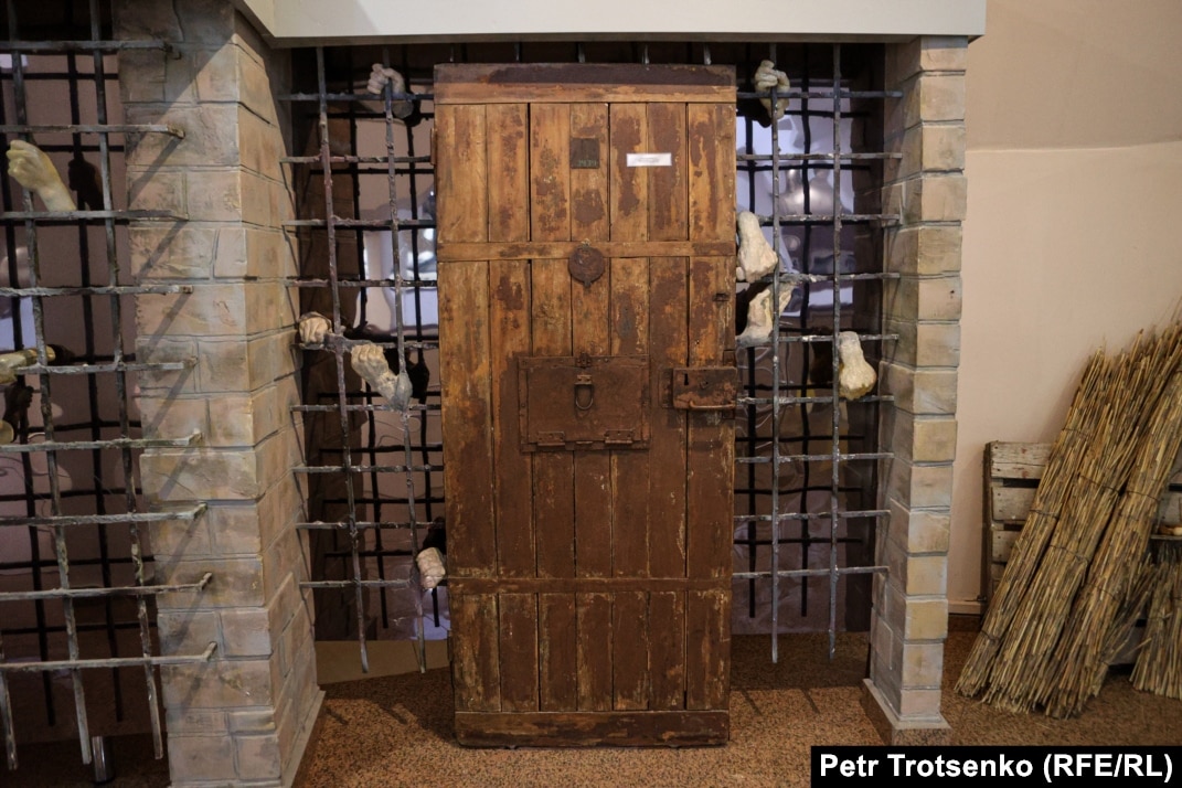 Юбка киген азиялық әйелмен порно