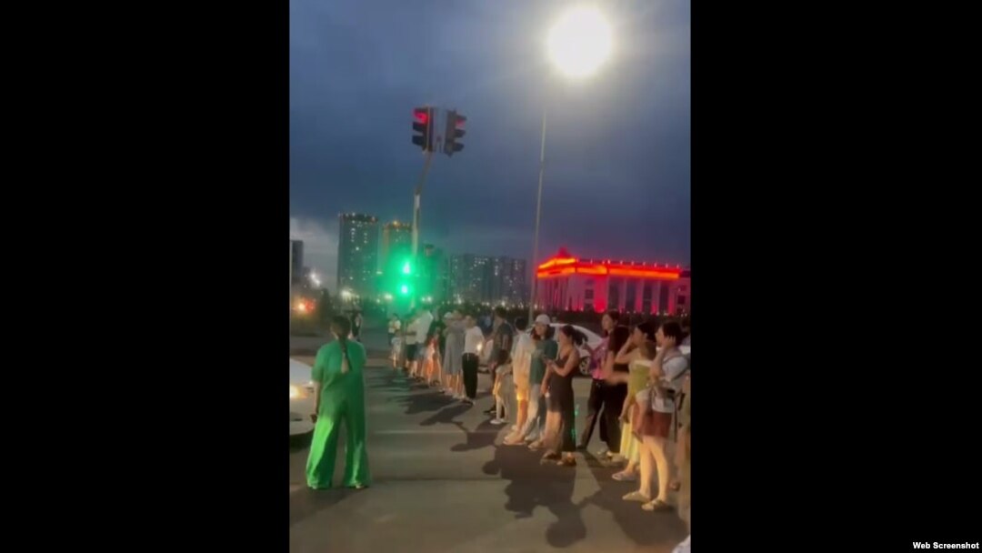 Таза суунун жоктугуна байланыштуу жол тоскон астаналыктар.