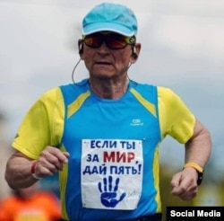 Aleksei Dozorov a participat la un maraton la Moscova cu un tricou în culorile steagului Ucrainei și mesajul: „Dacă ești pentru pace, bate palma!"