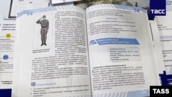 O pagină din noul manual de educație militară de bază pentru școlile din Rusia.