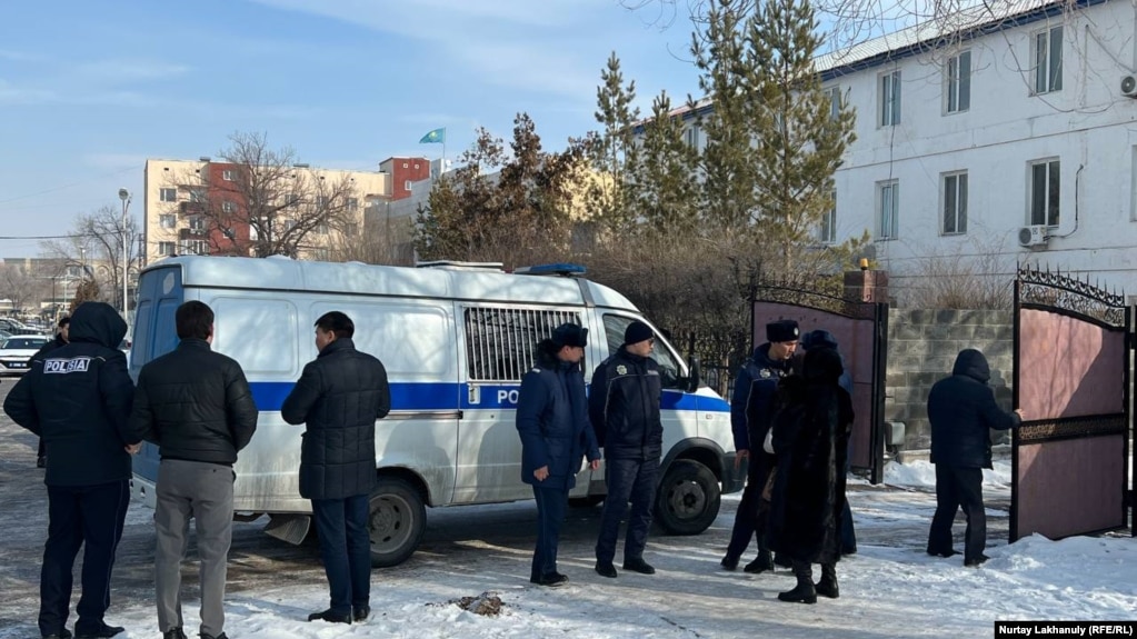 Сотрудники сил безопасности и полицейский микроавтобус у здания суда, где рассматривается дело Думана Мухаммедкарима. Конаев, 22 февраля 2024 года