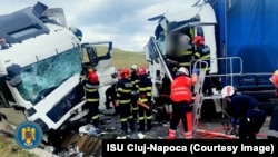 Salvatori de la ISU Cluj intervin la un accident rutier. Fotografie de arhivă.