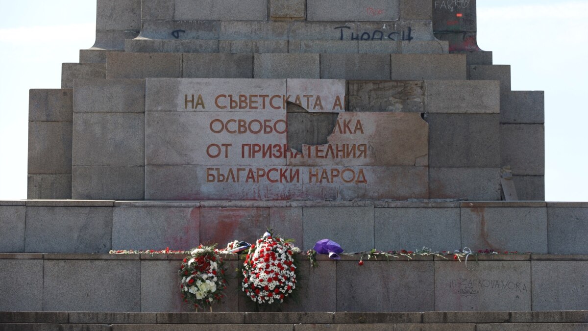 Паметникът на Съветската армия е бил изпочупен в нощта срещу