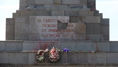 Паметникът на Съветската армия е бил изпочупен в нощта срещу
