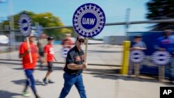 Štrajk radnika United Auto Workersa ispred centra za distribuciju dijelova MOPAR Milwaukee, u Milwaukeeju, Wisconsin, SAD, 22. septembra 2023.
