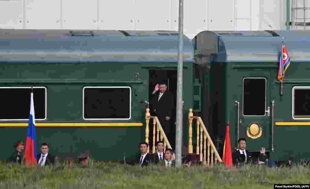 Kim Jong Un a intrat în Rusia pe 12 septembrie, cu trenul său personal blindat. Se estimează că durata călătoriei de la Phenian a fost de circa 20 de ore, pe o distanță de aproape 1.200 de kilometri, deoarece trenul circă cu o viteză extrem de mică în comparație cu garniturile de tren civile din Vest. Garnitura de lux se deplasează cu o viteză de aproximativ 50 km/h ca urmare a protecției sale blindate.