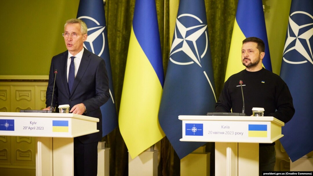 Liderul ucrainean a declarat într-o conferință de presă comună, susținută la Kiev cu șeful NATO, Jens Stoltenberg, că summitul NATO de la Vilnius în iulie ar putea deveni „istoric” și că a fost invitat să participe.