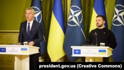 Liderul ucrainean a declarat într-o conferință de presă comună, susținută la Kiev cu șeful NATO, Jens Stoltenberg, că summitul NATO de la Vilnius în iulie ar putea deveni „istoric” și că a fost invitat să participe.