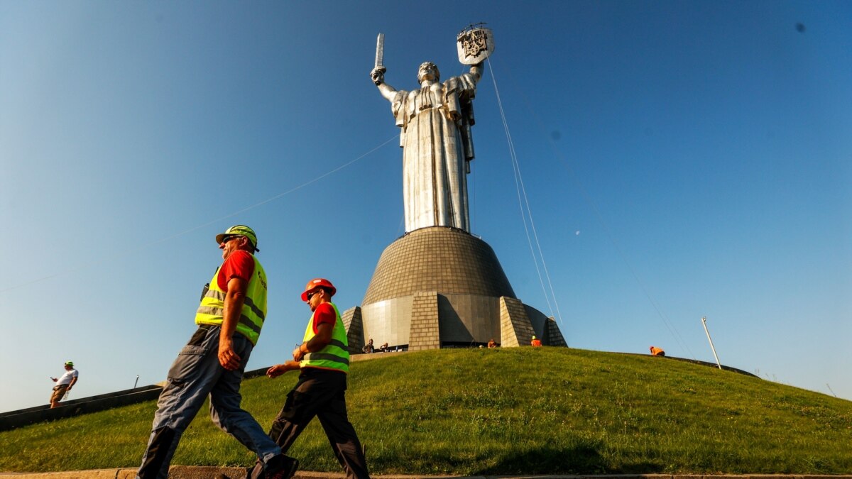 В Киеве демонтируют советскую звезду со стелы «Город-герой Киев»