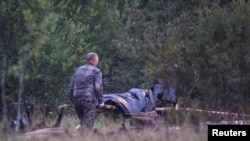 Az egyik áldozat holttestét viszik el a tragédia helyszínéről az oroszországi Tver régióban 2023. augusztus 24-én