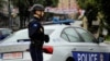 Një pjesëtar i Policisë së Kosovës pranë një veture policore në veri të Kosovës. (Fotografi ilustruese nga arkivi)