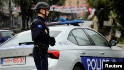 Припадник на косовската полиција на улиците во Северна Митровица