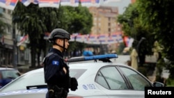 Kosovski policajac patrolira ulicama Severne Mitrovice, jun 2023. 