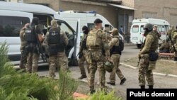 Wolgograd sebitiniň Surowikino şäherindäki 19-njy berk düzgünli düzediş koloniýasyna getirilen howpsuzlyk işgärleri. 23-nji awgust, 2024.