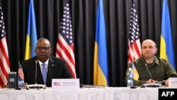 Міністр оборони України Рустем Умєров (праворуч) і міністр оборони США Ллойд Остін під час зустрічі у форматі «Рамштайн». Авіабаза США біля міста Рамштайн-Мізенбах, Німеччина, 19 вересня 2023 року