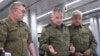 Fotografija sa nedatiranog video snimka koje je objavilo rusko Ministarstvo odbrane 26. juna na kojem se vidi ruski ministar odbrane Sergej Šojgu (u sredini) kako gestikulira između oficira dok gledaju mapu na nepoznatoj lokaciji.