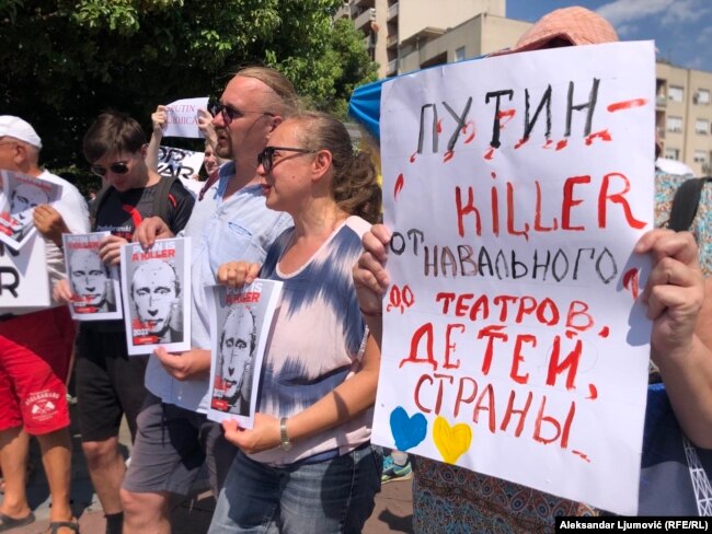 Protesta u organizua nga ekipi i Navalny me sloganin “Putini është vrasës”.