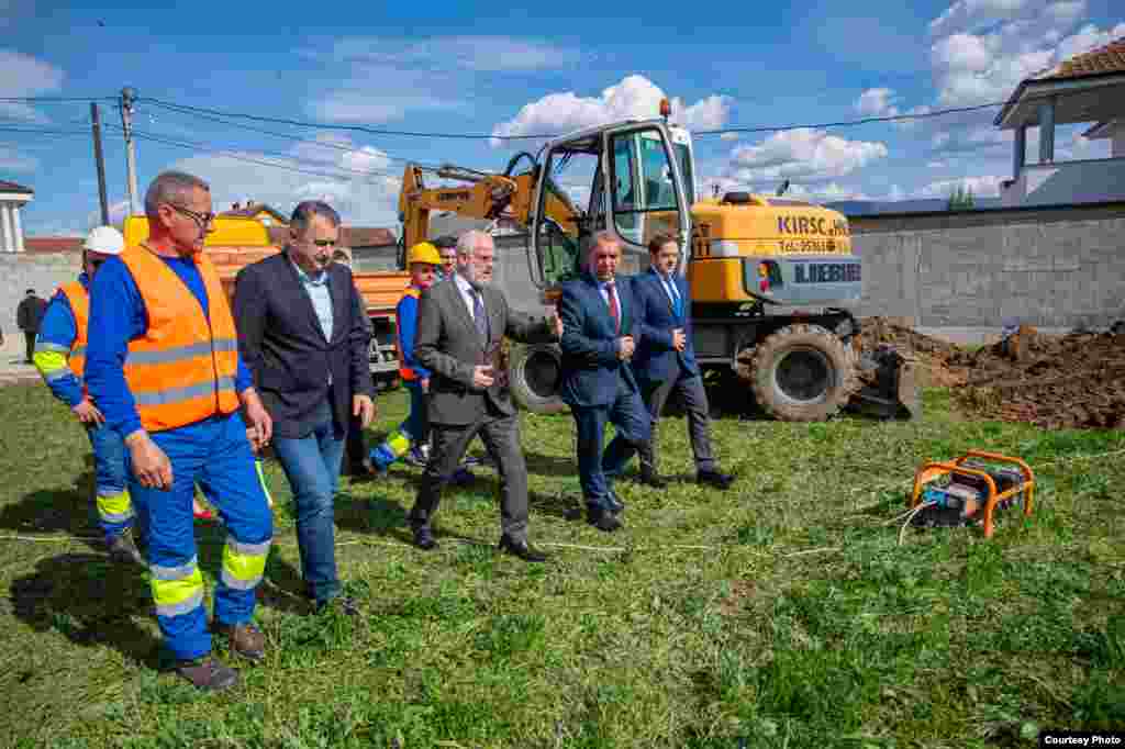 Техничкиот премиер Талат Џафери во посета на Општина Боговиње при увид во градежни активности на канализациска мрежа во Боговиње