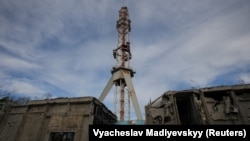 Разрушенная в результате российского обстрела Харьковская телевышка