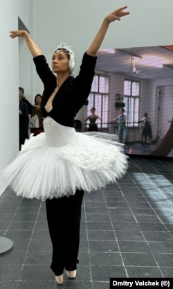 Оксана Сергеева танцует на выставке
