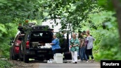 Članica veterinarske kancelarije nosi pištolj za uspavljivanje tokom potrage za lavicom nakon što je policija upozorila javnost da je na slobodi, u Zehlendorfu, Berlin, Njemačka, 20. jula 2023. 