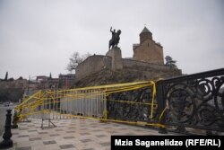 ლენტით არის შემოსაზღვრული ხიდის ის ნაწილი, საიდანაც ავტომობილი გადავარდა - რკინის ჯებირი დაზიანებულია