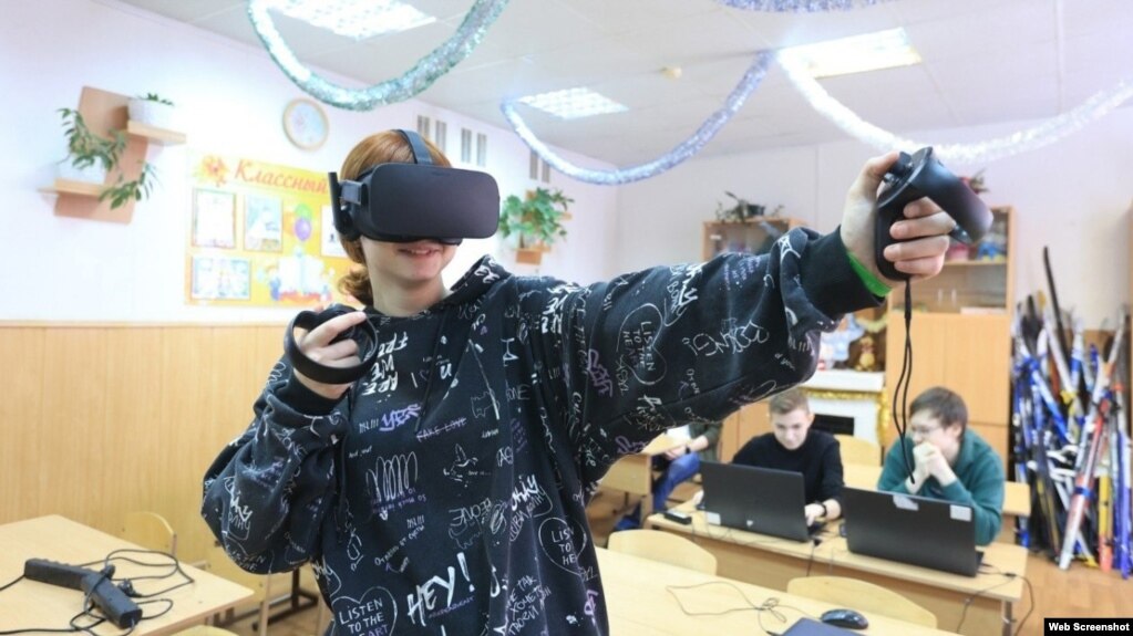 Мастер-класс по управлению беспилотниками в школе города Дзержинска. Фото – администрация города