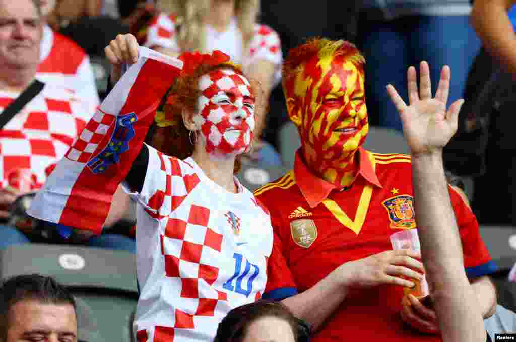 Tifozë të Kroacisë dhe Spanjës bashkë në tribuna. Spanja fitoi 3:0 në këtë ndeshje interesante.