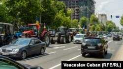 Fermierii au blocat pentru scurt timp bulevardul Ștefan cel Mare din Chișinău, perturbând traficul rutier.