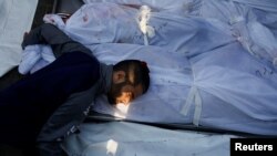 Gyászoló férfi az izraeli csapásokban meghalt palesztinok temetésén a Gázai övezet déli részén fekvő Hán Júniszban 2023. október 24-én