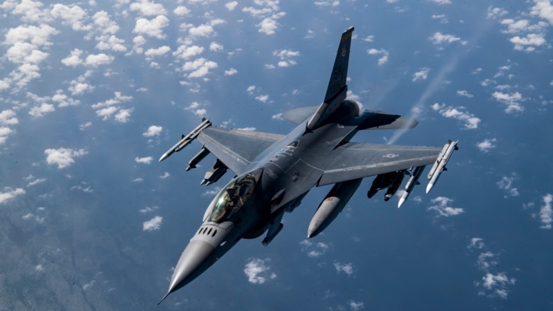 Агенцтва Bloomberg паведаміла пра пастаўку першых зьнішчальнікаў F-16 Украіне
