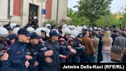 Oficerët e Policisë krijojnë kordon për të mos i lejuar protestuesit të futën në ndërtesën e bashkisë së Tiranës gjatë një proteste të thirrur nga opozita të premten më 19 prill.