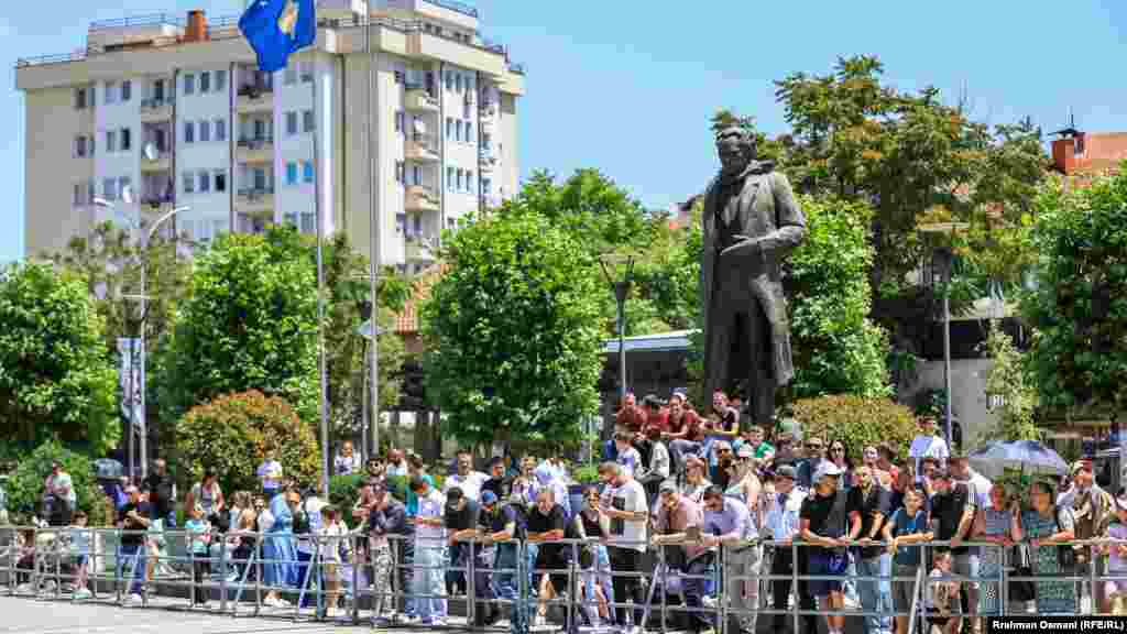 Mnogi građani su pomno pratili defile vojnika i policajaca.