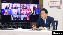 Премьер-министр Японии Фумио Кисида председательствует на онлайн-встрече с лидерами G7 и другими в день, посвящённый первой годовщине вторжения России в Украину, в своей резиденции в Токио, Япония, 24 февраля 2023 года