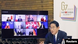 Фумио Кисида выступает на онлайн-саммите "Большой двадцатки", 24 февраля 2023 года