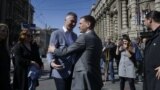 Boshko Obradoviq dhe Millosh Jovanoviq në protestën para ndërtesës së Qeverisë në Beograd kundër marrëveshjes me Kosovën, 24 mars 2023.