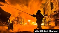 Tűzoltók egy orosz dróntámadás helyszínén Ukrajnában