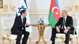 Israeli President Isaac Herzog (left) and Azerbaijani President Ilham Aliyev hold talks in Baku on May 30, ringing alarm bells in Tehran.