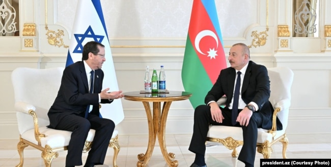 Presidenti i Azerbajxhanit, Ilham Aliyev (djathtas) takohet me homologun e vet izraelit Isaac Herzog, në Baku, maj 2023.