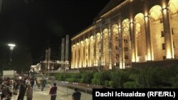 27 აპრილს დაიწყეს პარლამენთან სცენის დამონტაჟება.