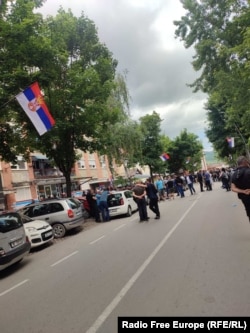 Pamje të protestuesve afër shkollës teknike.