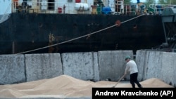 Ngarkimi i drithit në një port në Izmail, Ukrainë, më 26 prill 2023.